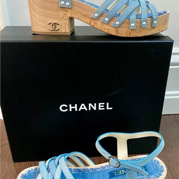 Chanel 18C Wood Platform Blue Fantasy Leather Pearl Studs Sandals EU40 9US New - Picture 11 of 12